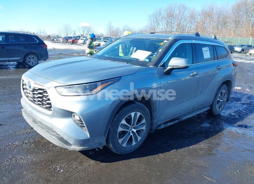 Photo 2 of 2021 Toyota Highlander HYBRID XLE (VIN 5TDGBRCH4MS056010)