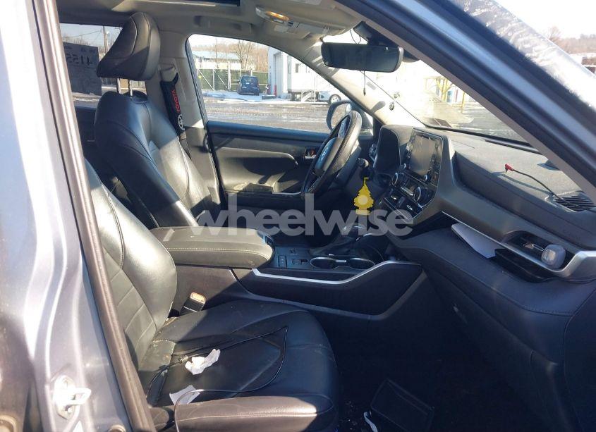 Photo 5 of 2021 Toyota Highlander HYBRID XLE (VIN 5TDGBRCH4MS056010)