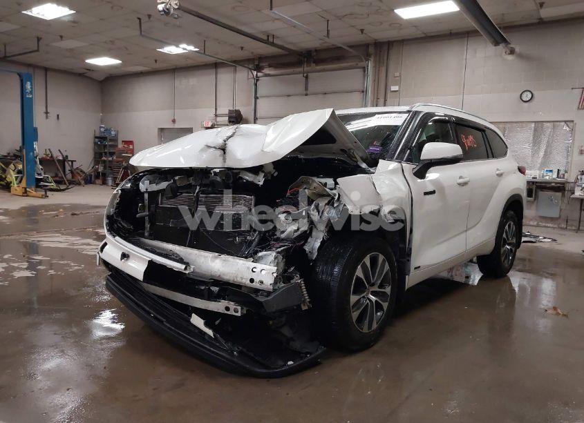 Photo 2 of 2021 Toyota Highlander HYBRID XLE (VIN 5TDGBRCH4MS521028)