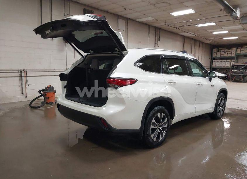 Photo 4 of 2021 Toyota Highlander HYBRID XLE (VIN 5TDGBRCH4MS521028)
