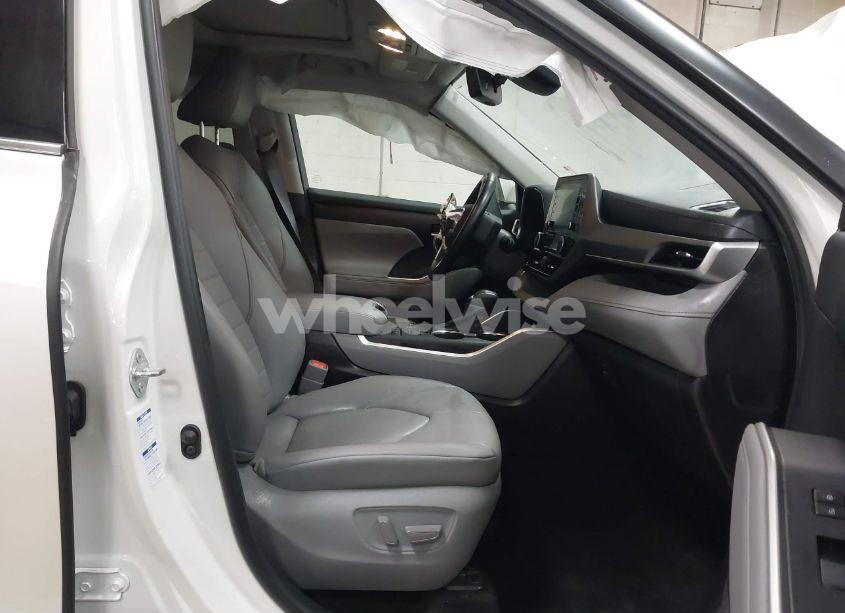 Photo 5 of 2021 Toyota Highlander HYBRID XLE (VIN 5TDGBRCH4MS521028)