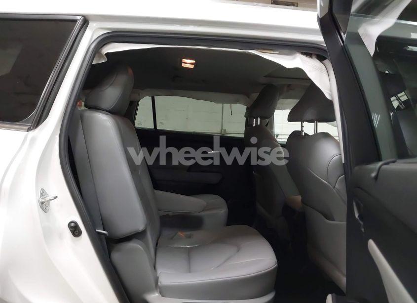 Photo 8 of 2021 Toyota Highlander HYBRID XLE (VIN 5TDGBRCH4MS521028)