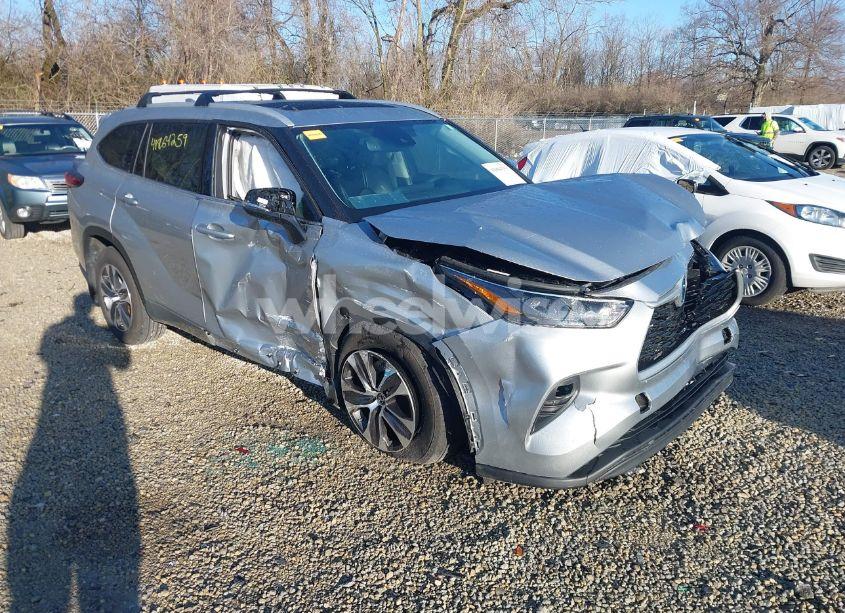 2022 Toyota Highlander HYBRID XLE (VIN 5TDGBRCH4NS561319) main photo