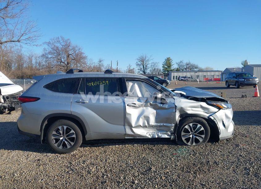 Photo 13 of 2022 Toyota Highlander HYBRID XLE (VIN 5TDGBRCH4NS561319)