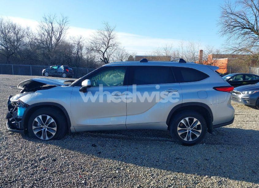 Photo 14 of 2022 Toyota Highlander HYBRID XLE (VIN 5TDGBRCH4NS561319)