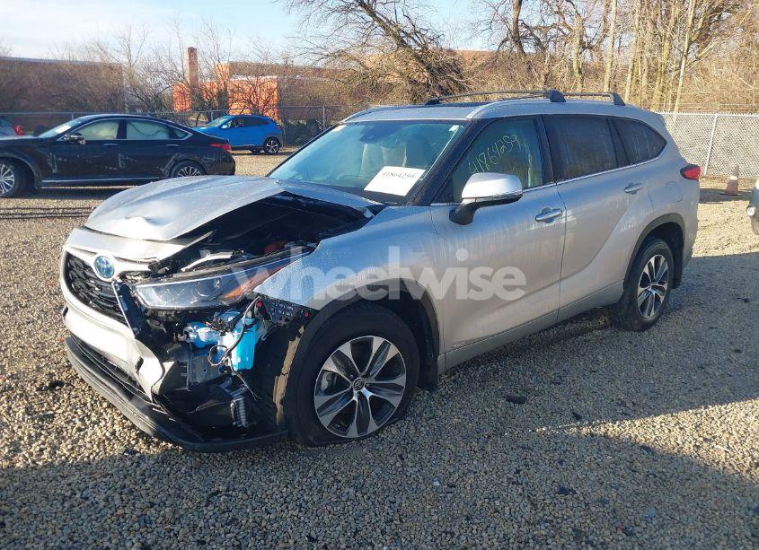 Photo 2 of 2022 Toyota Highlander HYBRID XLE (VIN 5TDGBRCH4NS561319)