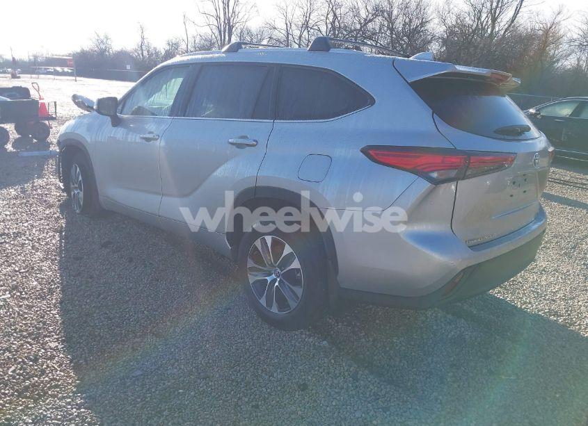 Photo 3 of 2022 Toyota Highlander HYBRID XLE (VIN 5TDGBRCH4NS561319)