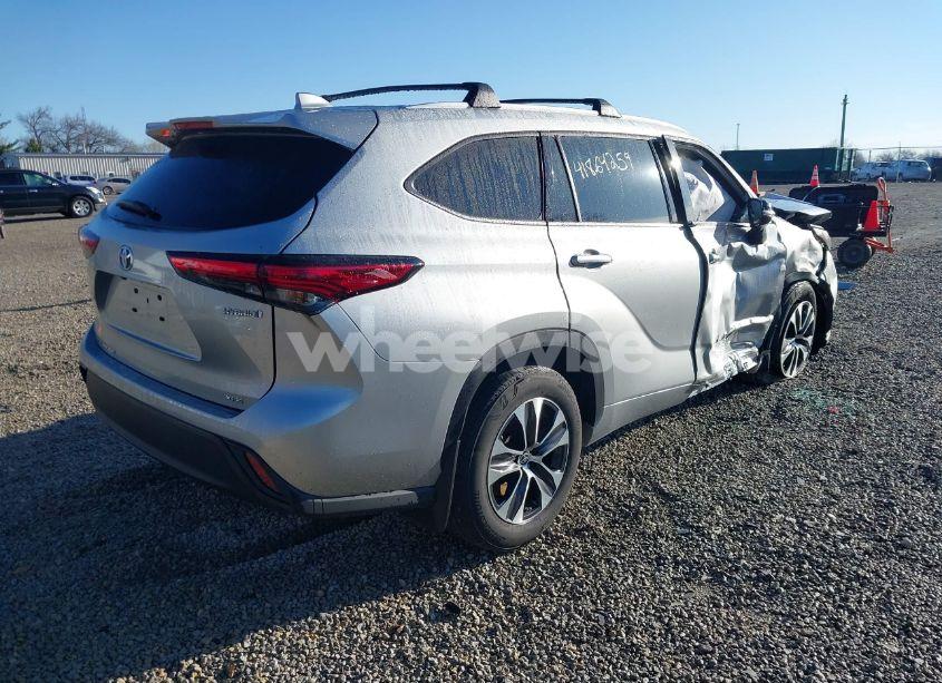 Photo 4 of 2022 Toyota Highlander HYBRID XLE (VIN 5TDGBRCH4NS561319)