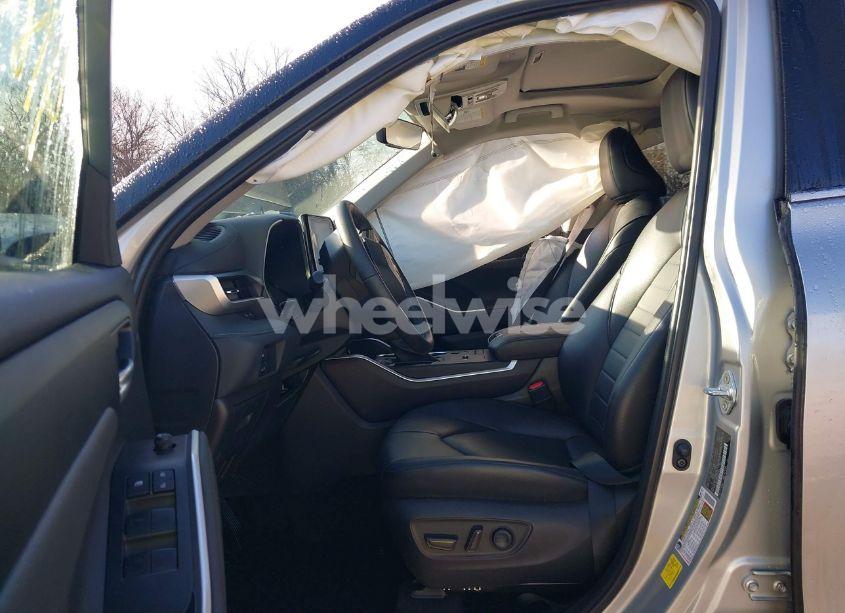 Photo 5 of 2022 Toyota Highlander HYBRID XLE (VIN 5TDGBRCH4NS561319)