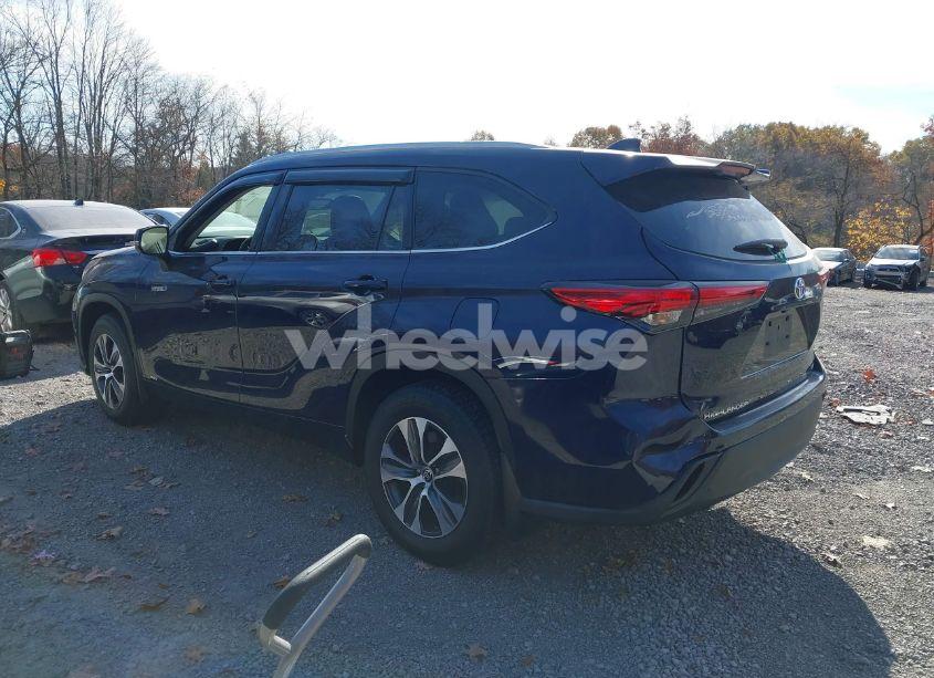 Photo 3 of 2021 Toyota Highlander HYBRID XLE (VIN 5TDGBRCH5MS048675)
