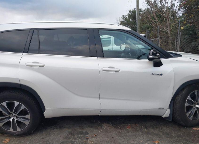 Photo 13 of 2021 Toyota Highlander HYBRID XLE (VIN 5TDGBRCH5MS528005)