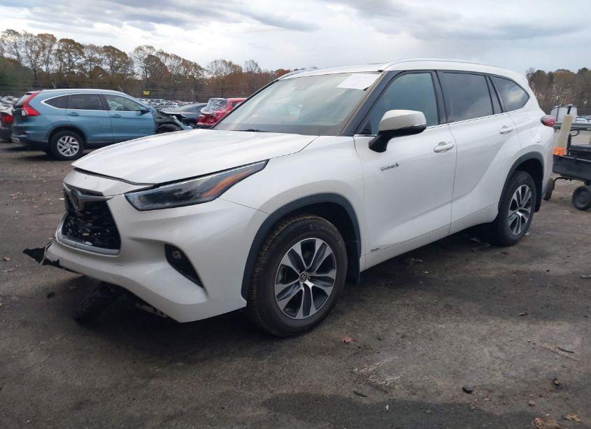 Photo 2 of 2021 Toyota Highlander HYBRID XLE (VIN 5TDGBRCH5MS528005)