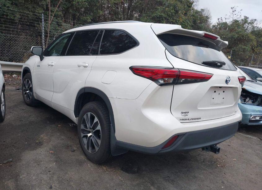Photo 3 of 2021 Toyota Highlander HYBRID XLE (VIN 5TDGBRCH5MS528005)