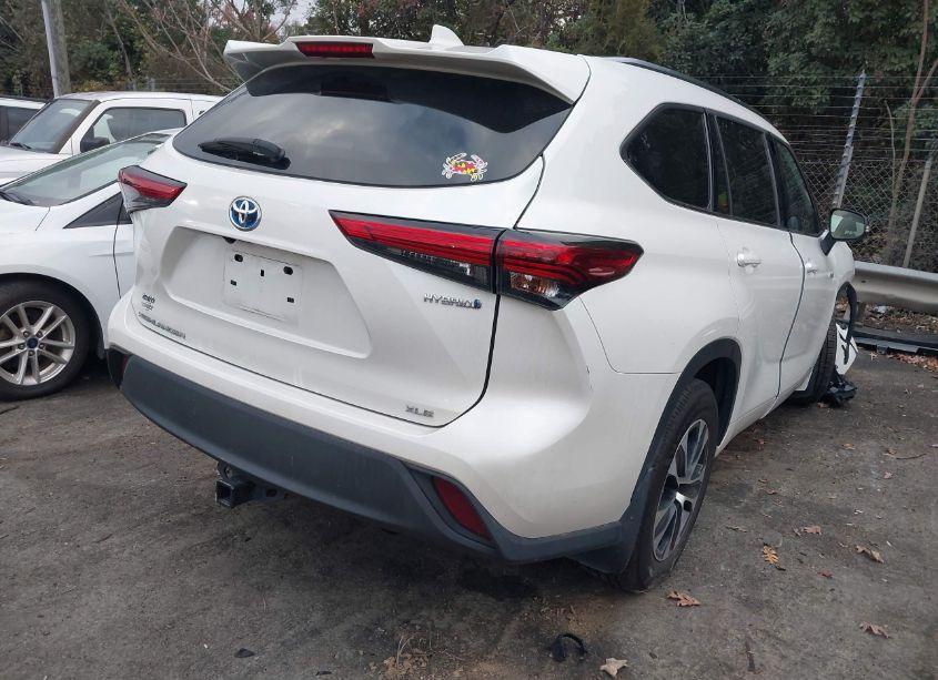 Photo 4 of 2021 Toyota Highlander HYBRID XLE (VIN 5TDGBRCH5MS528005)