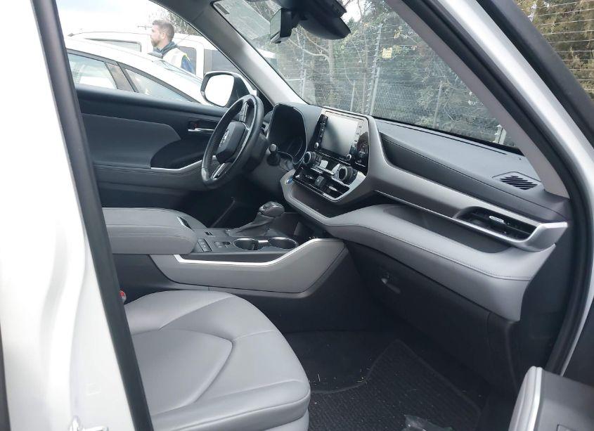 Photo 5 of 2021 Toyota Highlander HYBRID XLE (VIN 5TDGBRCH5MS528005)