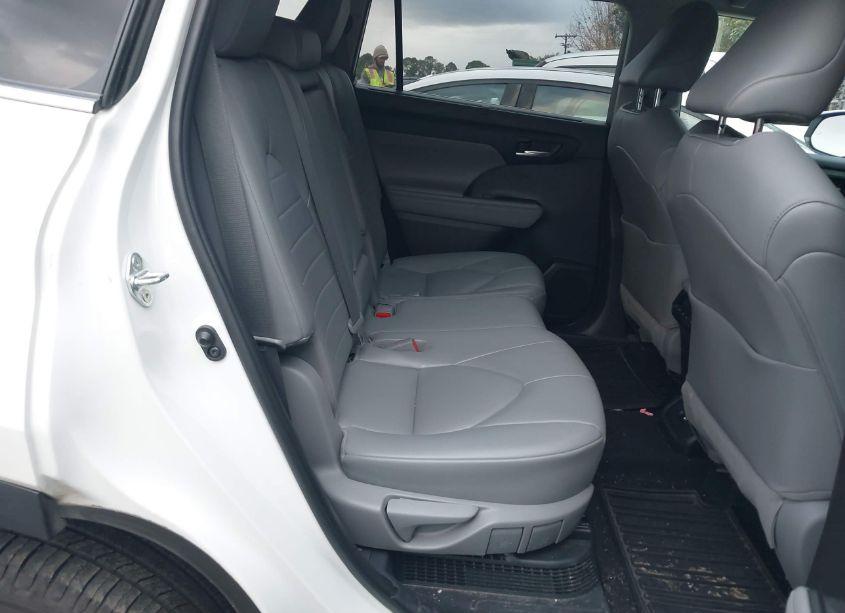 Photo 8 of 2021 Toyota Highlander HYBRID XLE (VIN 5TDGBRCH5MS528005)