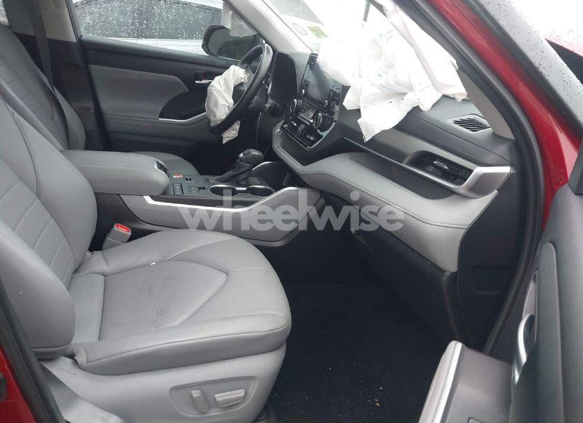 Photo 5 of 2021 Toyota Highlander HYBRID XLE (VIN 5TDGBRCH5MS533351)