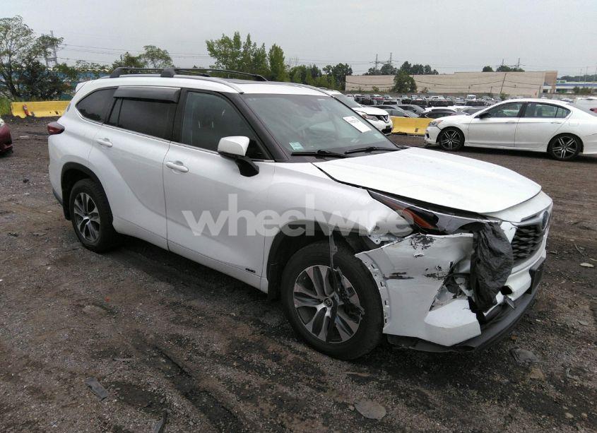 2022 Toyota Highlander HYBRID XLE (VIN 5TDGBRCH5NS555061) main photo