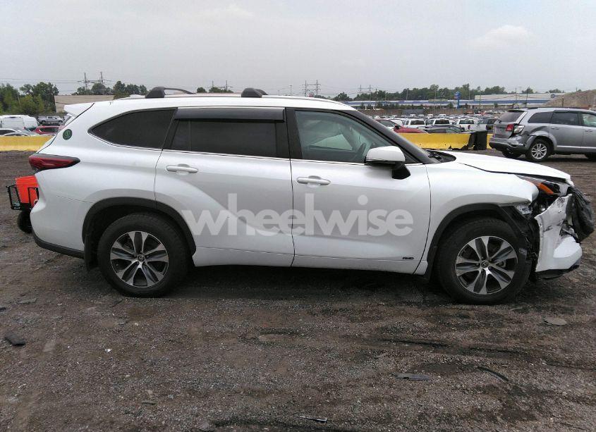 Photo 14 of 2022 Toyota Highlander HYBRID XLE (VIN 5TDGBRCH5NS555061)