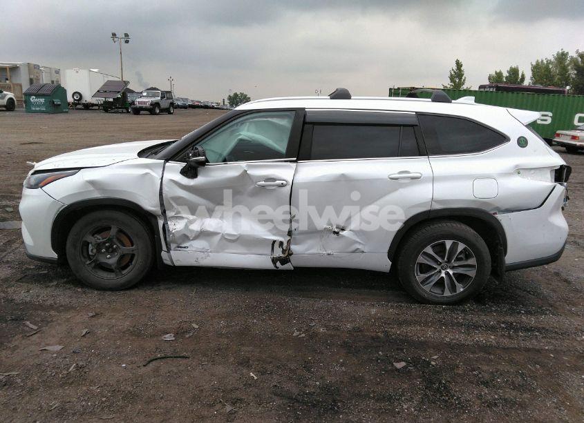 Photo 15 of 2022 Toyota Highlander HYBRID XLE (VIN 5TDGBRCH5NS555061)