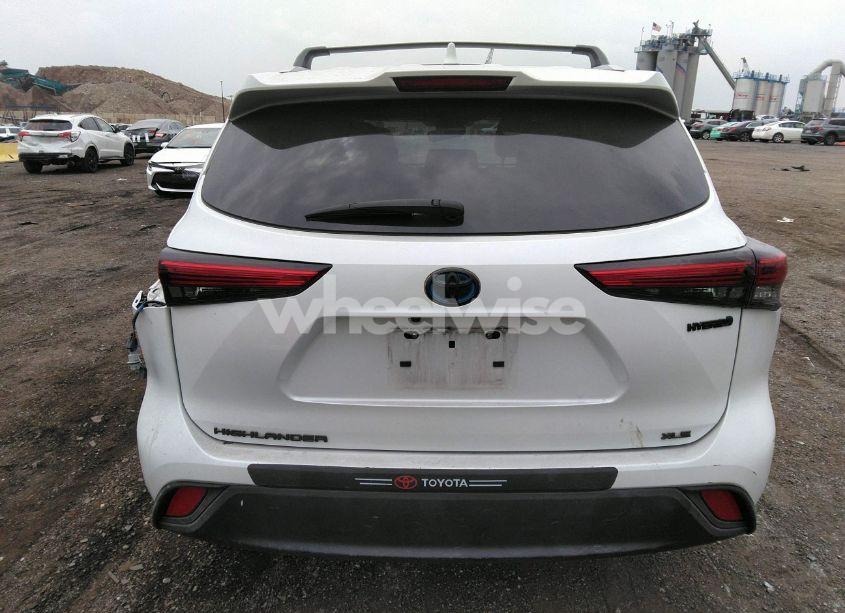 Photo 17 of 2022 Toyota Highlander HYBRID XLE (VIN 5TDGBRCH5NS555061)