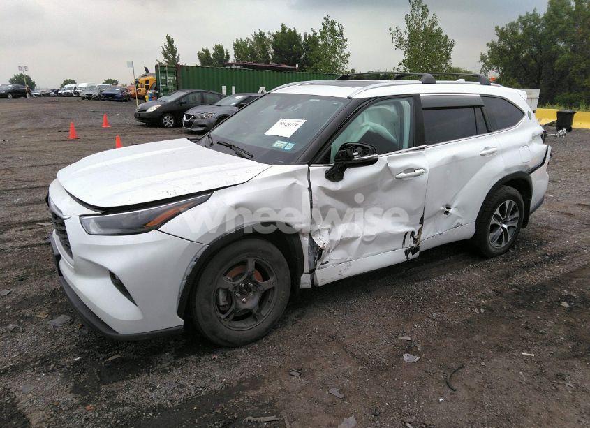 Photo 2 of 2022 Toyota Highlander HYBRID XLE (VIN 5TDGBRCH5NS555061)