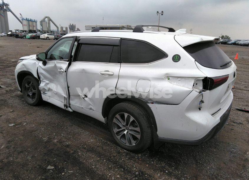 Photo 3 of 2022 Toyota Highlander HYBRID XLE (VIN 5TDGBRCH5NS555061)