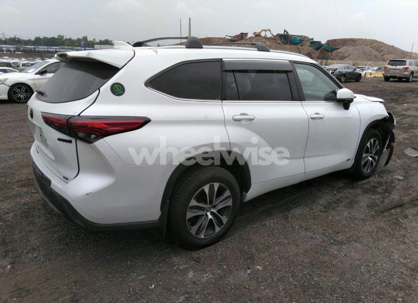 Photo 4 of 2022 Toyota Highlander HYBRID XLE (VIN 5TDGBRCH5NS555061)