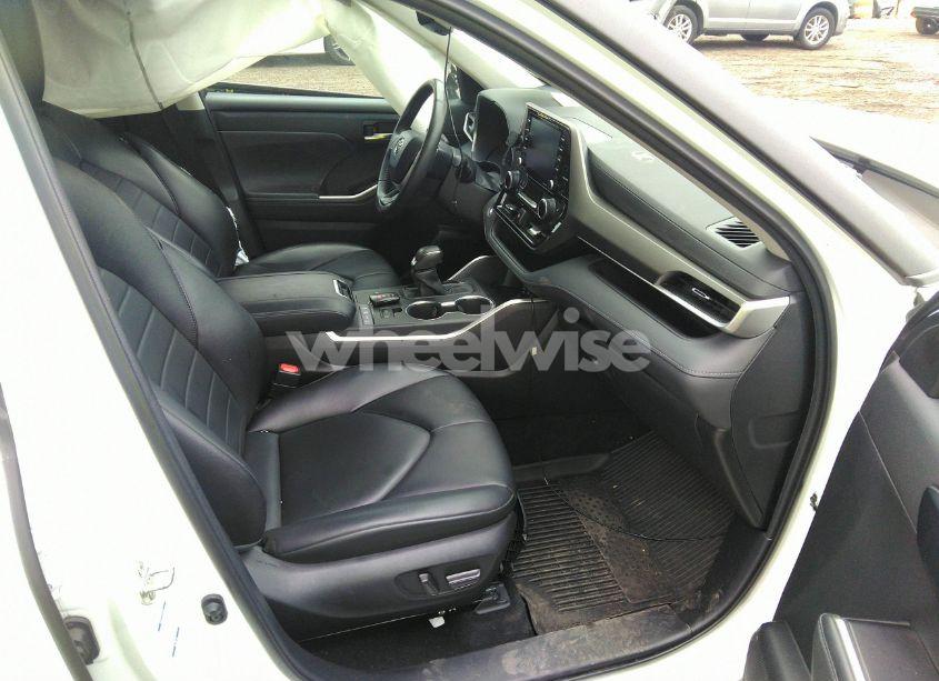 Photo 5 of 2022 Toyota Highlander HYBRID XLE (VIN 5TDGBRCH5NS555061)