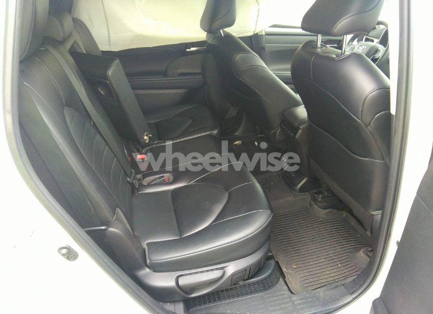 Photo 8 of 2022 Toyota Highlander HYBRID XLE (VIN 5TDGBRCH5NS555061)