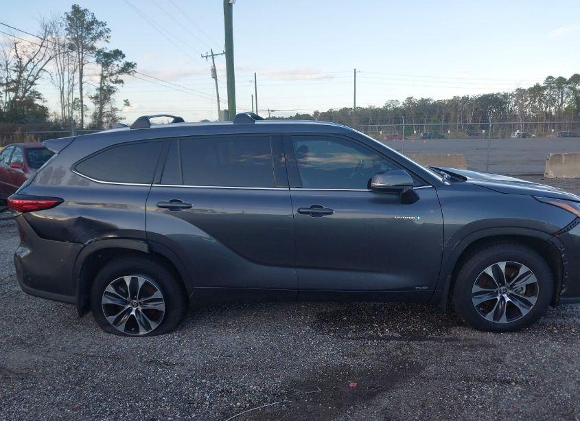 Photo 13 of 2021 Toyota Highlander HYBRID XLE (VIN 5TDGBRCH6MS042982)