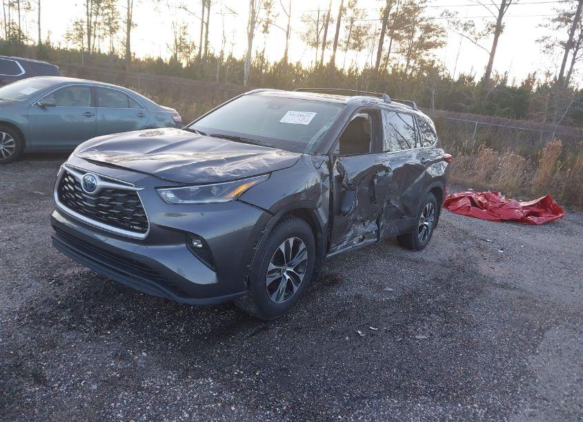 Photo 2 of 2021 Toyota Highlander HYBRID XLE (VIN 5TDGBRCH6MS042982)