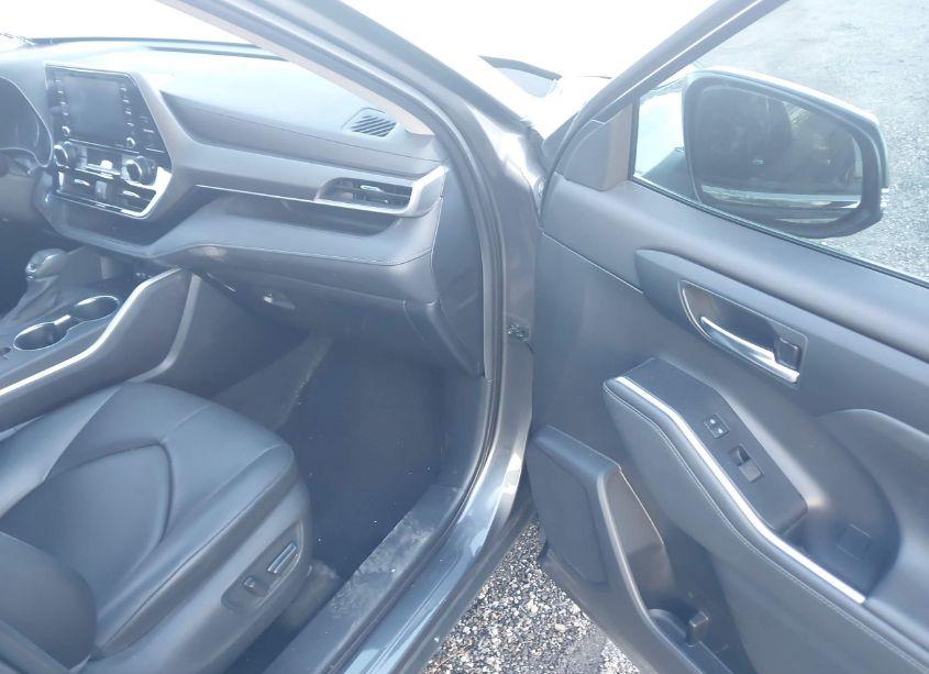 Photo 5 of 2021 Toyota Highlander HYBRID XLE (VIN 5TDGBRCH6MS042982)