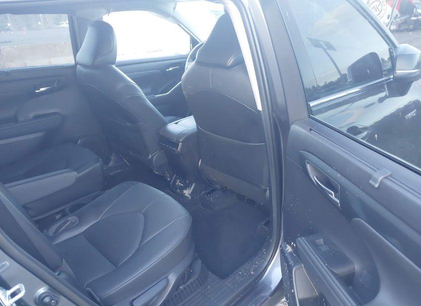 Photo 8 of 2021 Toyota Highlander HYBRID XLE (VIN 5TDGBRCH6MS042982)
