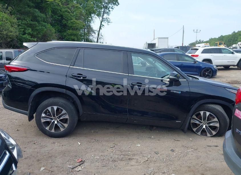 Photo 13 of 2021 Toyota Highlander HYBRID XLE (VIN 5TDGBRCH6MS526067)