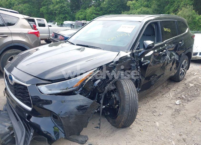 Photo 2 of 2021 Toyota Highlander HYBRID XLE (VIN 5TDGBRCH6MS526067)