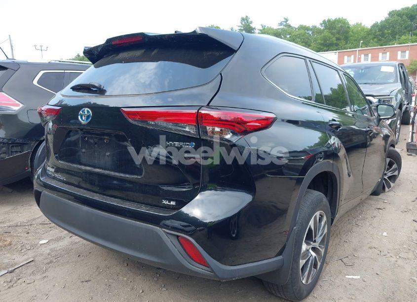 Photo 4 of 2021 Toyota Highlander HYBRID XLE (VIN 5TDGBRCH6MS526067)