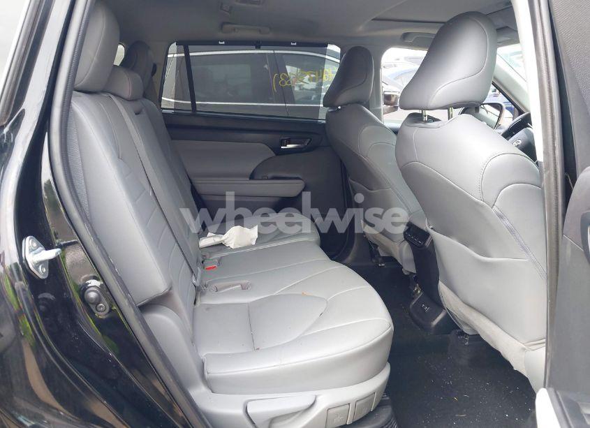 Photo 8 of 2021 Toyota Highlander HYBRID XLE (VIN 5TDGBRCH6MS526067)