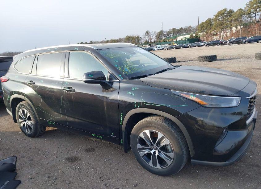 Photo 13 of 2022 Toyota Highlander HYBRID XLE (VIN 5TDGBRCH6NS559412)