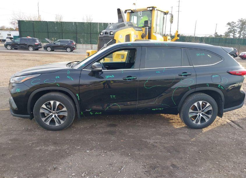 Photo 14 of 2022 Toyota Highlander HYBRID XLE (VIN 5TDGBRCH6NS559412)