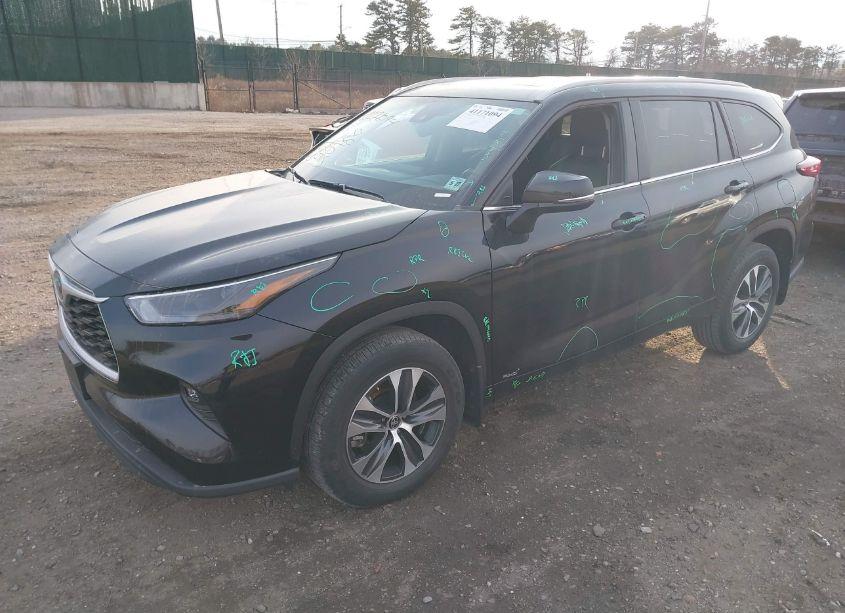 Photo 2 of 2022 Toyota Highlander HYBRID XLE (VIN 5TDGBRCH6NS559412)