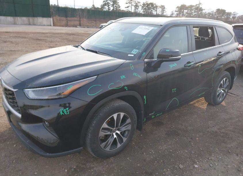Photo 6 of 2022 Toyota Highlander HYBRID XLE (VIN 5TDGBRCH6NS559412)