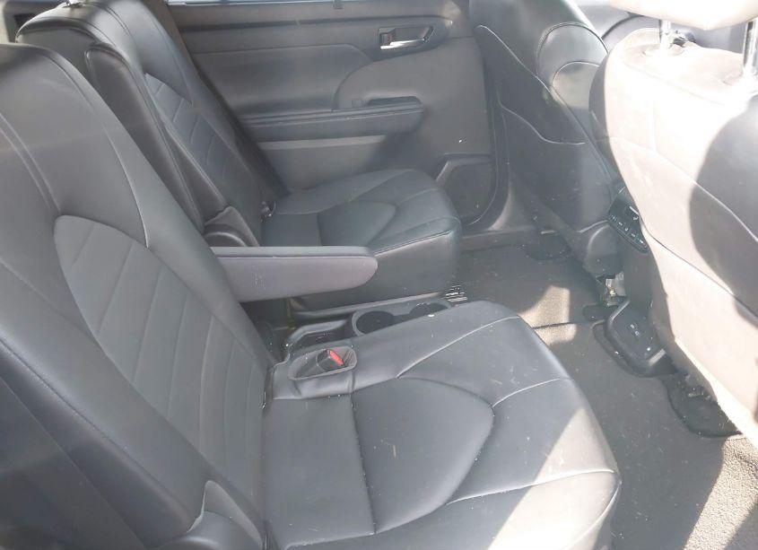 Photo 8 of 2022 Toyota Highlander HYBRID XLE (VIN 5TDGBRCH6NS559412)