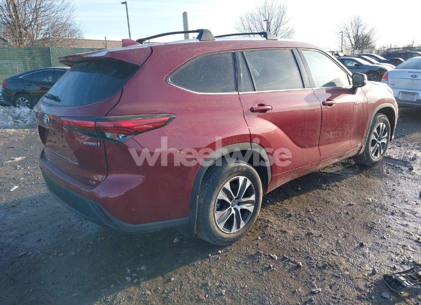 Photo 4 of 2021 Toyota Highlander HYBRID XLE (VIN 5TDGBRCH7MS064408)