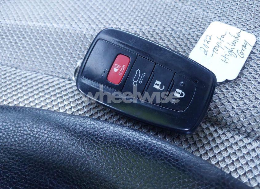 Photo 11 of 2022 Toyota Highlander HYBRID XLE (VIN 5TDGBRCH8NS559153)