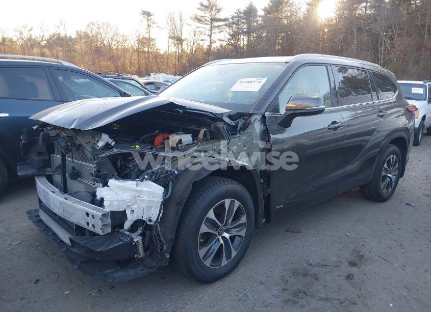 Photo 2 of 2022 Toyota Highlander HYBRID XLE (VIN 5TDGBRCH8NS559153)