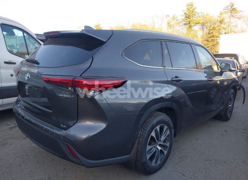 Photo 4 of 2022 Toyota Highlander HYBRID XLE (VIN 5TDGBRCH8NS559153)
