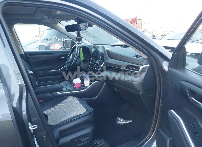 Photo 5 of 2022 Toyota Highlander HYBRID XLE (VIN 5TDGBRCH8NS559153)