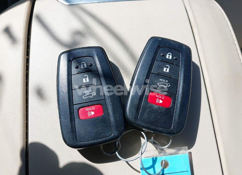 Photo 11 of 2020 Toyota Highlander HYBRID XLE (VIN 5TDGBRCH9LS507155)