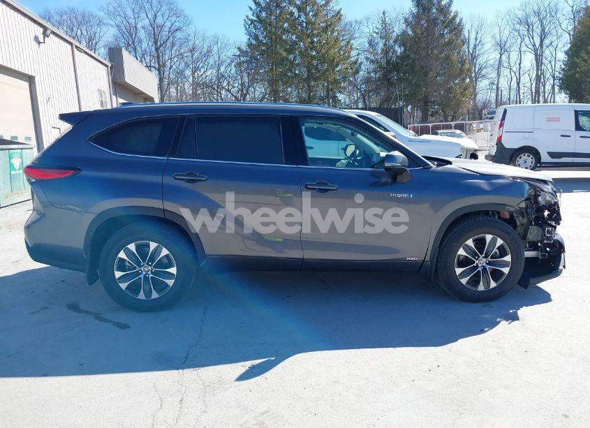 Photo 13 of 2020 Toyota Highlander HYBRID XLE (VIN 5TDGBRCH9LS507155)